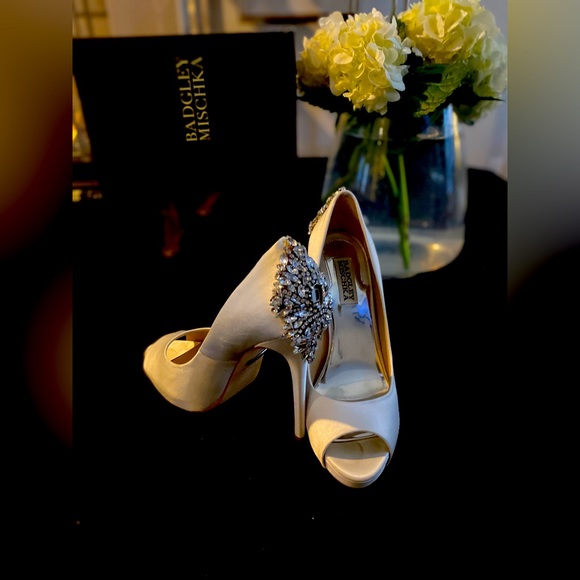 Gorgeous Badgley Mischa embellished Bridal shoes!! - Picture 2 of 7